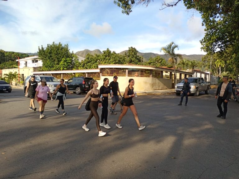 Caminantes de dos países asistieron al evento de Anella Café