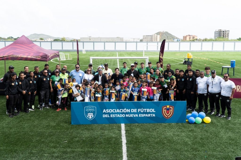 La FVF inauguró cancha en el CNAR