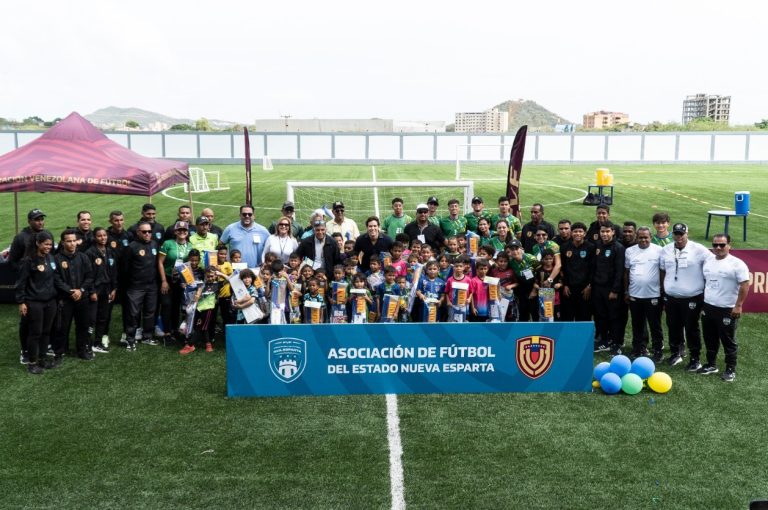 La FVF inauguró cancha en el CNAR
