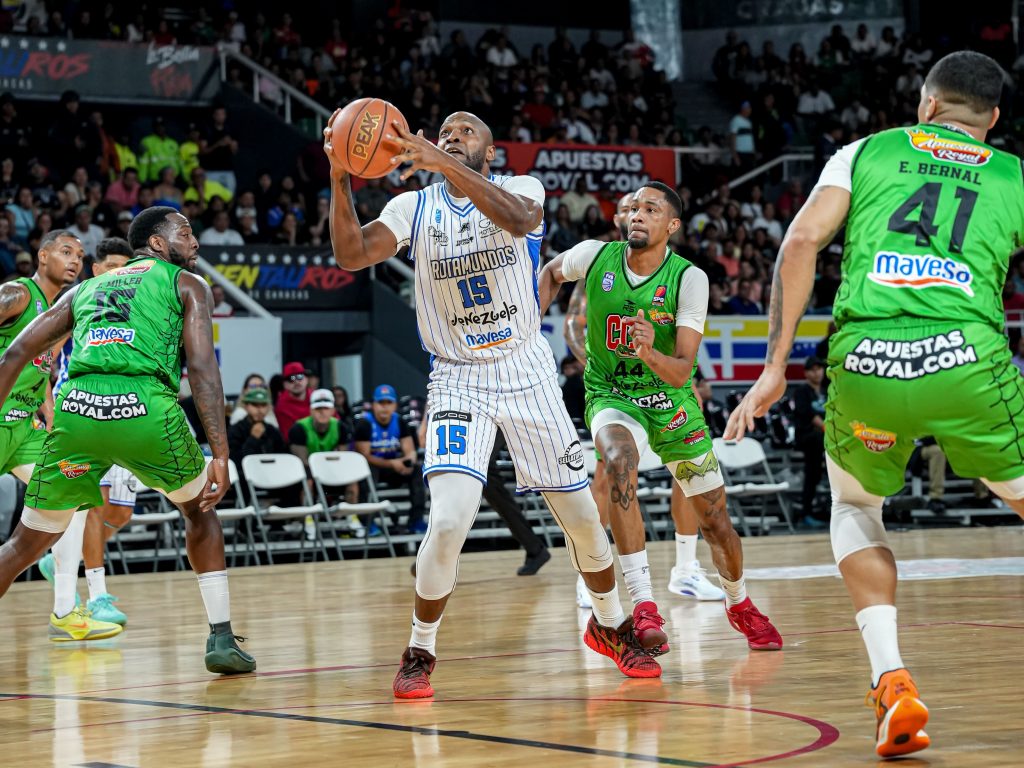 Trotamundos visitó a Cocodrilos